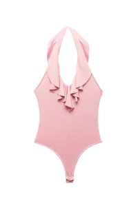 Roze badpak met halternek, voorzien van een gerimpeld detail aan de voorkant en een soepel, elastisch materiaal. De achterkant heeft een uitsnede ontwerp.
