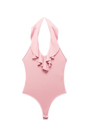 Rosa Einteiler-Badeanzug mit Halterneck, der über ein gerafftes Frontdetail und glattes, dehnbares Material verfügt. Der Rücken hat ein Cutout-Design.