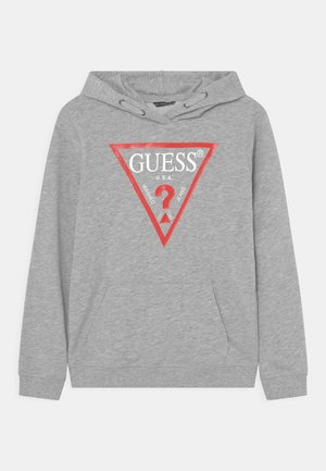 Hanorac gri cu un grafic roșu triunghiular care prezintă "GUESS® U.S.A." și un design cu semn de întrebare. Materialul pare moale și are un buzunar tip kangaroo.