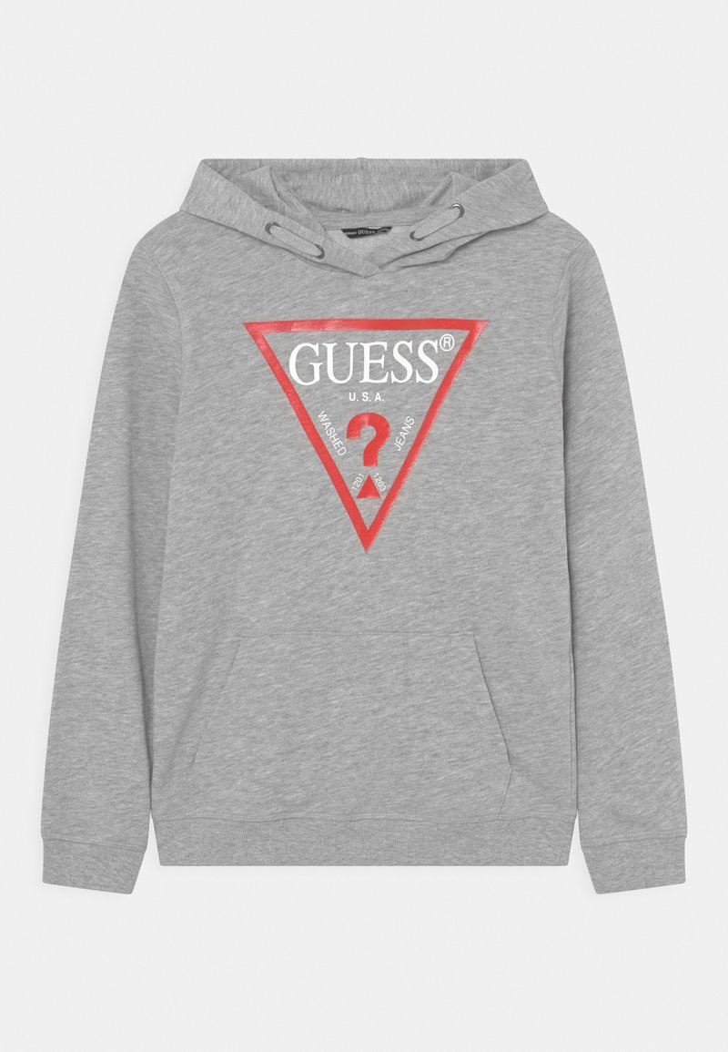 Felpa grigia con cappuccio, decorata con una grafica triangolare rossa che presenta "GUESS® U.S.A." e un design con punto interrogativo. Il materiale sembra morbido e presenta una tasca a marsupio.