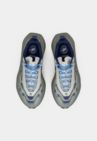 Leichte Sportschuhe mit einem atmungsaktiven Obermaterial aus Netzgewebe in Blau und Weiß, mit grauen Akzenten, runder Fußspitze und blauen Schnürsenkeln.