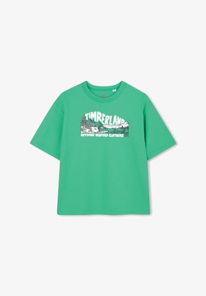 Groen katoenen T-shirt met korte mouwen en een ronde hals, met een witte grafische print van bergen en een tent met de tekst "Timberland".