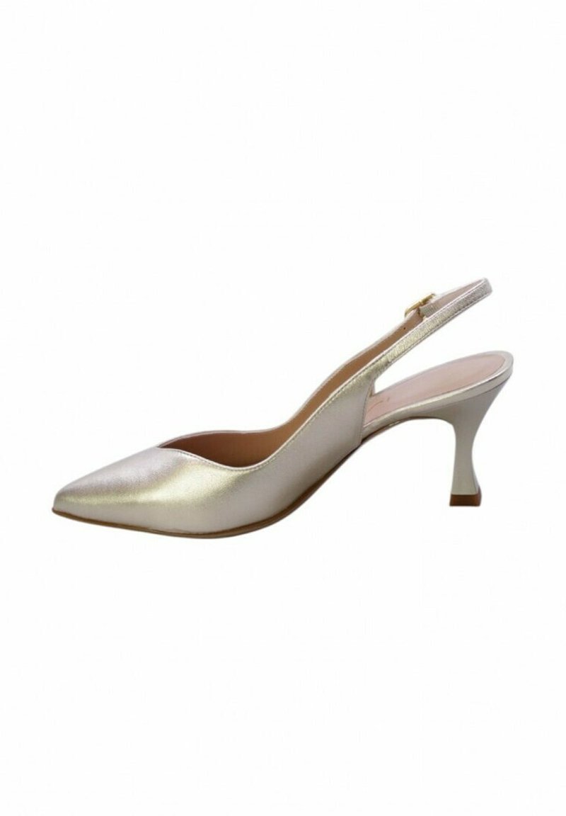 Décolleté slingback in tessuto metallico dorato, punta affusolata, tacco basso, apertura sul retro con cinturino regolabile, texture liscia, design minimalista.