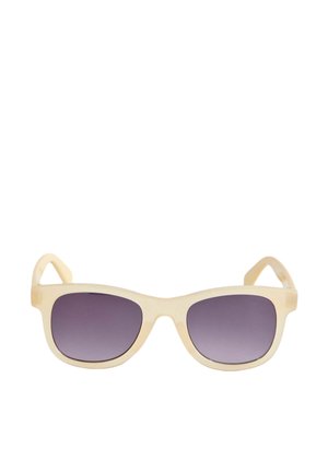 Beige solbriller med firkantede, gradient mørke linser på en hvid baggrund.