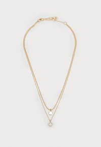Collana a strati color oro con due catene: una presenta un design a perline e l'altra ha un pendente circolare con una goccia di pietra preziosa trasparente.
