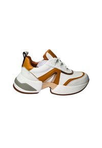 Weiße und braune Sneaker mit einer dicken Sohle, aus Leder und synthetischen Materialien, Schnürdesign und ausgeprägten, winkligen Akzenten.