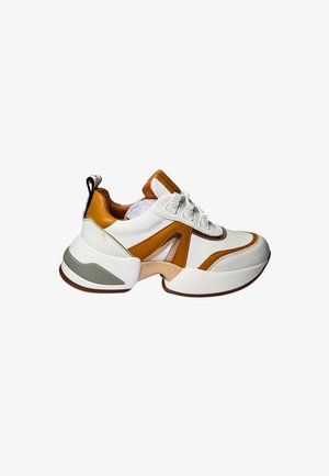 Witte en bruine sneaker met een chunky zool, gemaakt van leer en synthetische materialen, vetersluiting en opvallende hoekige accenten.