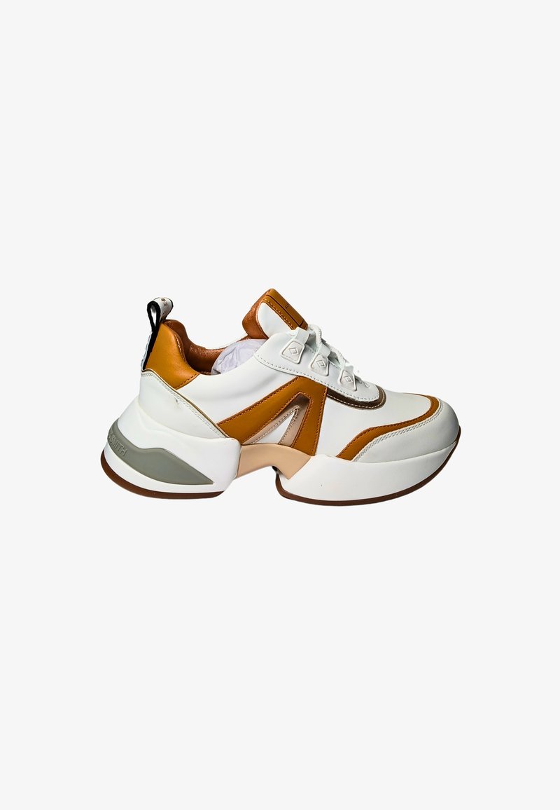 Weiße und braune Sneaker mit einer dicken Sohle, aus Leder und synthetischen Materialien, Schnürdesign und ausgeprägten, winkligen Akzenten.