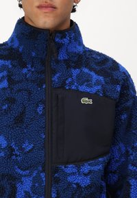 Lacoste Mezisezónní bunda  - globe/navy blue/lazuli