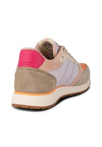 Sportschuh mit beigem Wildleder und pinkem Lederabsatz, ausgestattet mit einer gewebten Textilplatte, orangefarbigen Akzenten und einer weißen Zwischensohle mit strukturiertem Außensohle.