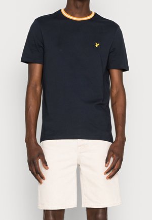 Granatowy bawełniany t-shirt z okrągłym dekoltem ozdobionym żółto-pomarańczowym paskowanym wykończeniem oraz małym żółtym logo na piersi.