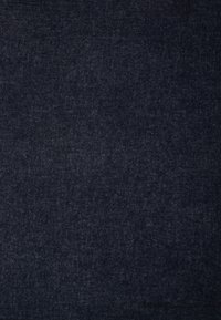 Tejido azul oscuro con una superficie suave y texturizada y un ligero brillo. Color uniforme sin patrones o acentos visibles.