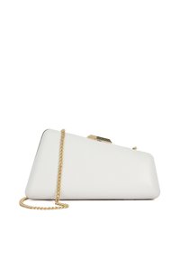 Biała skórzana torebka kopertowa o geometrycznym kształcie, z złotym łańcuszkiem i metalowym zapięciem. Gładka faktura, minimalistyczny design.