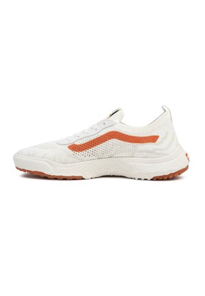 Weißer Strick-Sneaker mit orangefarbenem Seitenstreifen, dicker gepolsterter Sohle und braunem Profil, von der Außenseite auf weißem Hintergrund gezeigt.