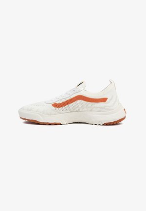 Biały dziany sneaker z pomarańczowym paskiem po boku, grubą wyściełaną podeszwą i brązowym bieżnikiem, pokazany od zewnętrznej strony na białym tle.