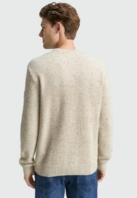 Beige Strickpullover mit strukturierter Oberfläche, gerippten Bündchen und Saum. Verfügt über einen rundhals Ausschnitt und eine lockere Passform.