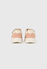 Paire de baskets basses avec des accents beige, rose et marron, semelles blanches, et "bisgaard" embossé sur l'arrière des talons.