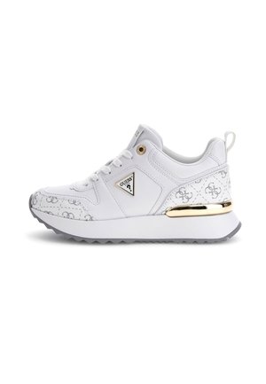 Zapatilla blanca con un patrón texturizado, lengüeta acolchada, acentos dorados y suela gris. Presenta un logo en el lateral y detalles decorativos.