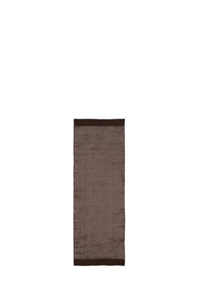 Écharpe rectangulaire marron avec des bordures marron plus foncé aux deux extrémités, posée à plat sur un fond blanc.