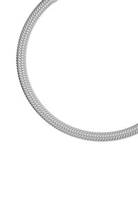 Collana a catena tono argento con un design flessibile e intrecciato composto da maglie ovali lisce. La texture è lucida e lucidata.