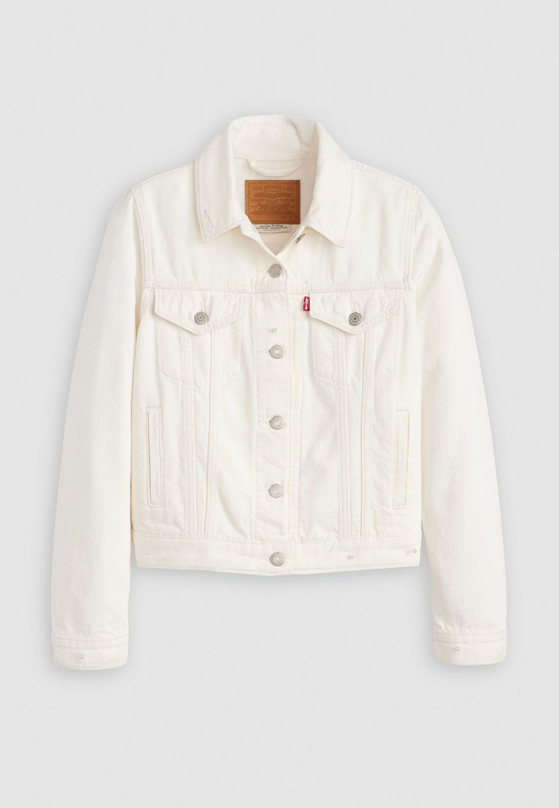 Chaqueta de denim blanca con un cuello clásico, cierre frontal de botones, dos bolsillos en el pecho y detalles en metal plateado. Acabado de tela suave y texturizada.