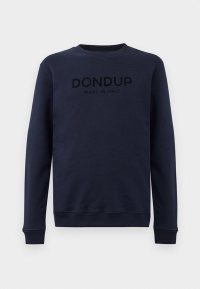 Tumši zils džemperis, izgatavots no mīksta materiāla, ar apaļu kakla izgriezumu un ribotiem kakla un rokturu galiem. Centrā ir melns izšūts teksts: "DON DUP MADE IN ITALY."