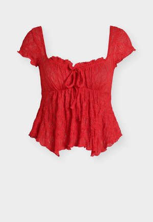 Κόκκινο δαντελένιο μπλουζάκι με κοντά μανίκια, τετράγωνο ντεκολτέ, λεπτομέρεια δέσιμου μπροστά και φουντωτό τελείωμα.