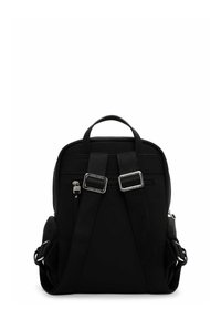 Černý batoh s nastavitelnými polstrovanými popruhy, horním úchopem, dvěma bočními kapsami a kapsou na zip na zadní straně na bílém pozadí.