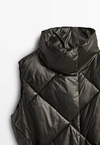 Sort, ærmeløs puffer vest med høj krave, prydet med et quiltet diamantmønster og en glat, blank tekstur.