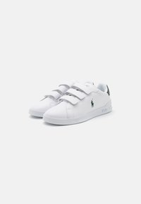 Weiße Sneakers mit einem Obermaterial aus glattem Leder, Klettverschlüssen, grünen Akzenten an der Ferse und einem kleinen gestickten Logo an der Seite.