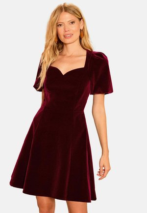 Bordeaux Samtkleid mit Herz-Ausschnitt, kurzen Puffärmeln und einem ausgestellten Rock, das eine glatte Textur und ein tailliertes Oberteil aufweist.