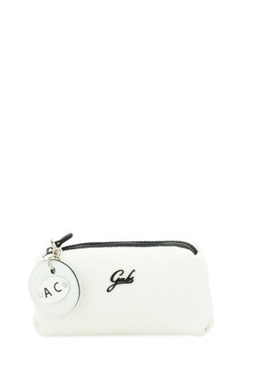 Piccola borsa in pelle bianca con cerniera nera, logo nero in corsivo "Gabs," e un portachiavi bianco rotondo con lettere "A C."