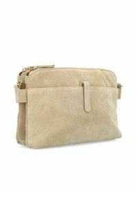 Borsa a pochette in suede beige con chiusura a zip, caratterizzata da una tasca frontale piatta e un accento a linguetta. Texture liscia e design semplice.