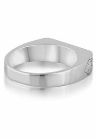 Silberring mit flachem, kantigem Design, ausgestattet mit einer glatten, polierten Oberfläche und einem dreieckigen Ausschnitt auf einer Seite.