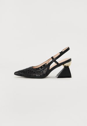 Zwarte spitse slingback schoen met vierkante uitsparingen en geometrische hak met een zwarte piramidebasis en een ronde beige accent.