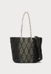 Borsa tote in tessuto nero trapuntato con manico a catena argento; presenta un motivo a diamante e un dettaglio a fiocco su un lato.