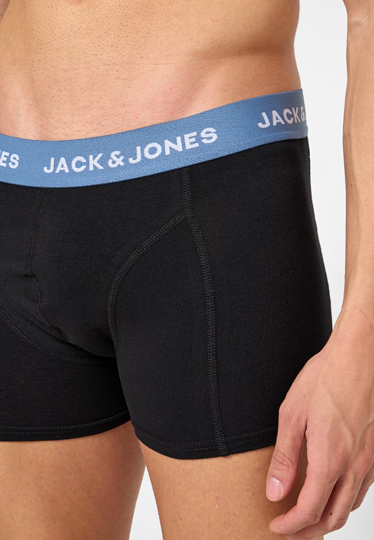 Boxer breves de algodón negro con una cinturilla azul clara que presenta la marca "JACK & JONES" en blanco, que exhibe un ajuste ceñido y una textura suave.