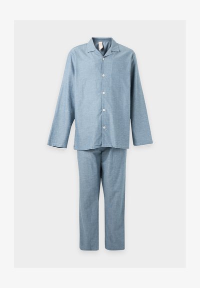 Haut de pyjama bleu clair à manches longues avec boutons et pantalon de pyjama ample assorti sur fond uni.
