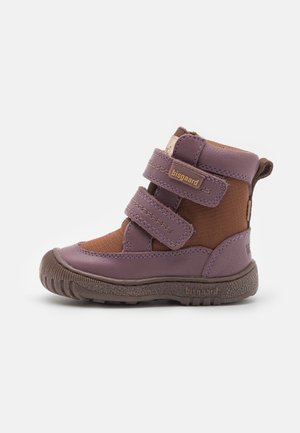 Botte pour tout-petit de couleur violette et marron avec deux brides velcro et une semelle en caoutchouc texturée, étiquetée "bisgaard", vue de profil.
