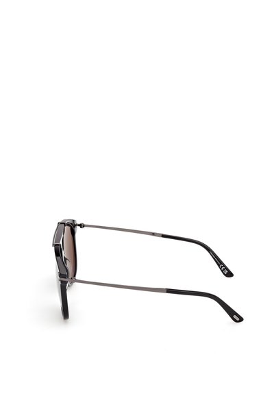Gafas de sol negras con un elegante marco rectangular, acentos metálicos y lentes oscuros. Las varillas delgadas se estrechan hacia una leve curva en las puntas.