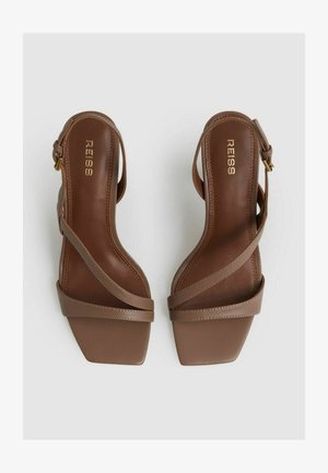 Brązowe skórzane sandały na obcasie z odkrytymi palcami i cienkimi paskami. Kwadratowy kształt palców i wyściełana wkładka. Złoty detal z logo na wkładce.