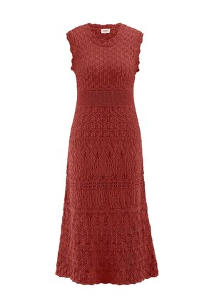 Mouwloze roestkleurige gebreide jurk met gestructureerde diamant- en kabelpatronen, aangesloten taille en geschulpte randen aan mouwen en zoom.