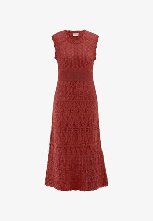 Mouwloze roestkleurige gebreide jurk met gestructureerde diamant- en kabelpatronen, aangesloten taille en geschulpte randen aan mouwen en zoom.