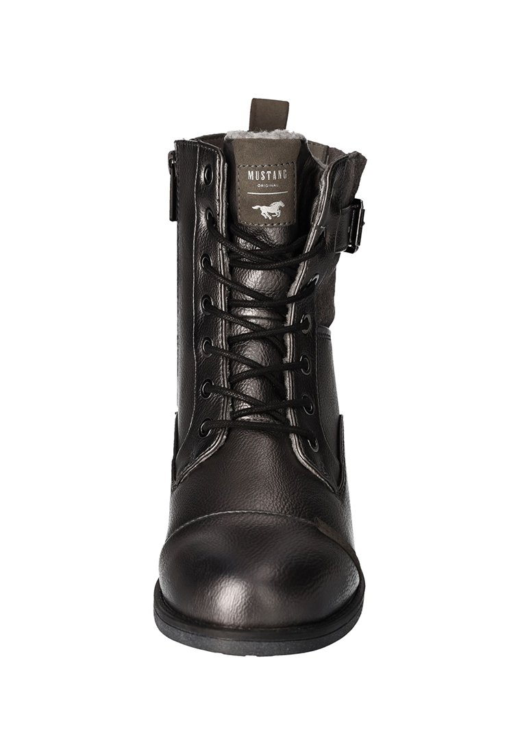 Botte de cheville en cuir noir avec un bout rond, un laçage à l'avant, un détail de boucle sur le côté et un intérieur doublé pour plus de chaleur.