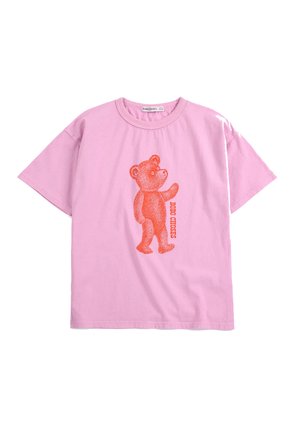Roze T-shirt met korte mouwen met een rode getextureerde teddybeerafbeelding en de tekst "BOBO CHOSES" op het midden voor.