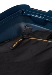 Intérieur en tissu noir avec un tirette de fermeture éclair orange, à l'intérieur d'une coque rigide bleue avec une surface texturée. Présente un clip sécurisé et des bords lisses.