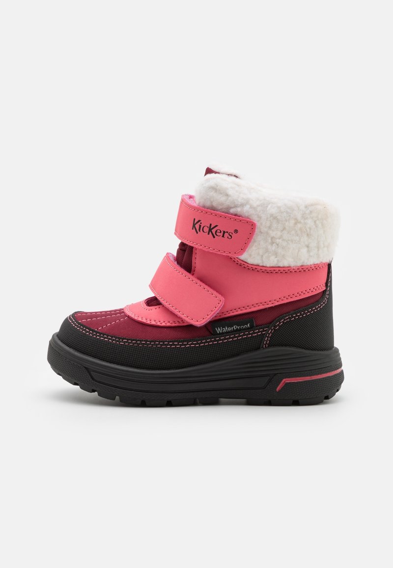 Botte imperméable avec une base noire et un dessus rose, dotée de deux bandes Velcro et d'un look duveteux blanc sur le dessus. Surface texturée pour une meilleure adhérence.
