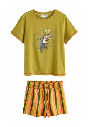 Top verde a maniche corte con stampa di tucano; pantaloni corti arancioni e verdi a righe con cintura elasticizzata. Materiale in cotone morbido, design casual.