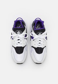 Nike Sportswear AIR HUARACHE - Sapatilhas - white/black/electro purple