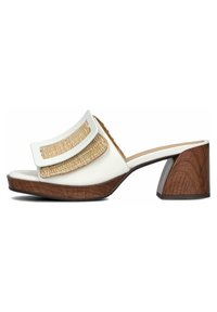 Witte leren slidesandalen met geweven stro accenten. Kenmerkt zich door een dikke houten blokhak en een open teenontwerp.